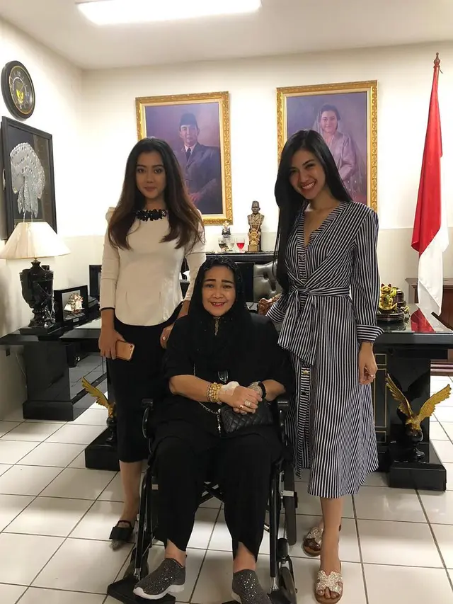 Nia Anggia dan Della Perez