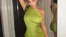 Kylie Jenner dengan mini dress hijau. Dress ini memiliki detail lengan asimetris. [Foto: Instagram/kyliejenner]