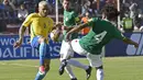 Aksi pemain Brasil, Dani Alves berebut bola dengan pemain Bolivia, Leonel Morales pada kualifikasi Piala Dunia 2018 zona CONMEBOL di La Paz, Bolivia, (5/10/2017). Brasil bermain imbang 0-0. (AFP/Auzar Raldes)