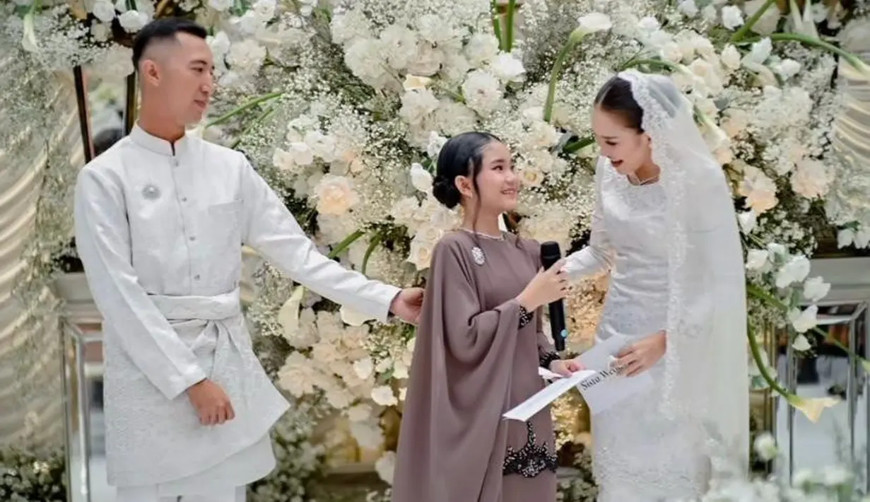 Serta aksen selendang di bahu sebelah kanan yang memberi kesan anggun pada tampilan Bilqis. [@mom_ayting92_]