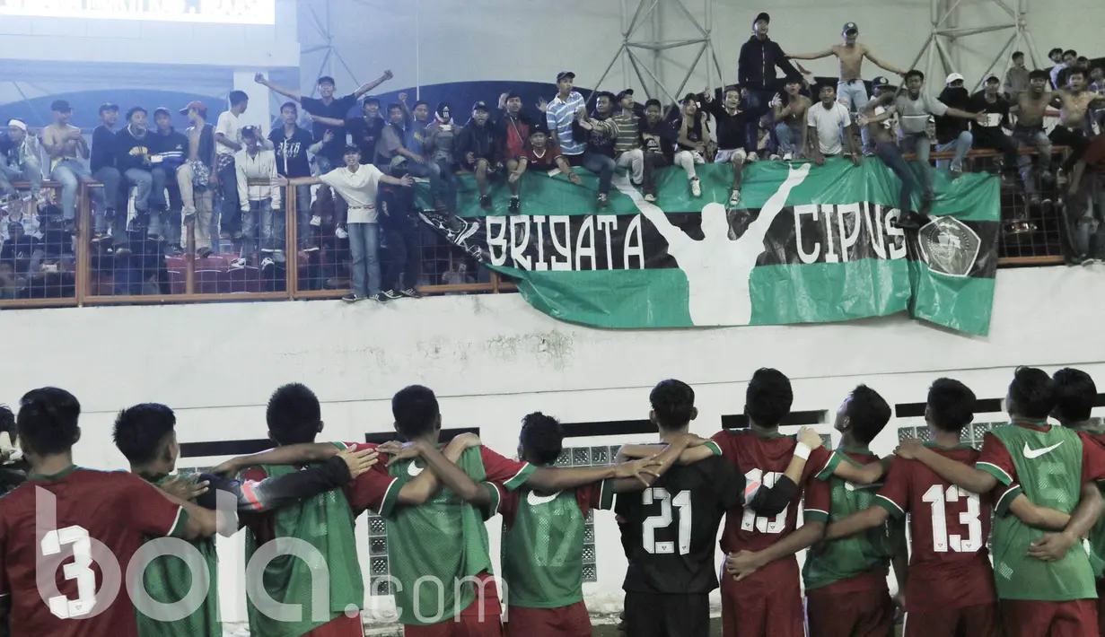 Pemain Timnas Indonesia U-16 menyapa suporter usai pertandingan melawan Singapura pada laga uji coba di Stadion Wibawa Mukti, Cikarang, Kamis, (8/6/2017). Indonesia menang 4-0. (Bola.com/M Iqbal Ichsan)