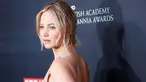 Aktris Jennifer Lawrence berpose saat tiba menghadiri ajang penghargaan British Academy of Film and Television Arts (BAFTA) di Beverly Hilton Hotel, California, AS (28/10). Jennifer Lawrence tampil cantik dengan gaun seksi. (REUTERS/Danny Moloshok)