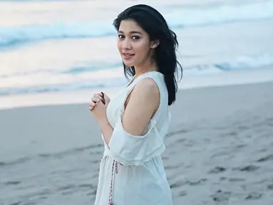 Saat sedang berlibur di pantai, Adik dari Nana Mirdad  memilih menggunakan dress out of shoulder.  Dengan dress dengan bahu terbuka, membuat penampilan dara cantik satu ini semakin anggun. (Liputan6.com/IG/@naymirdad)