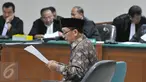 Fuad Amin Imron membacakan pledoinya saat sidang pembacaan nota pembelaan (pledoi) di Pengadilan Tipikor, Jakarta, Kamis (8/10/2015). Dalam pledoinya Fuad Amin meminta hakim mengadili seadil adilnya. (Liputan6.com/Andrian M Tunay)