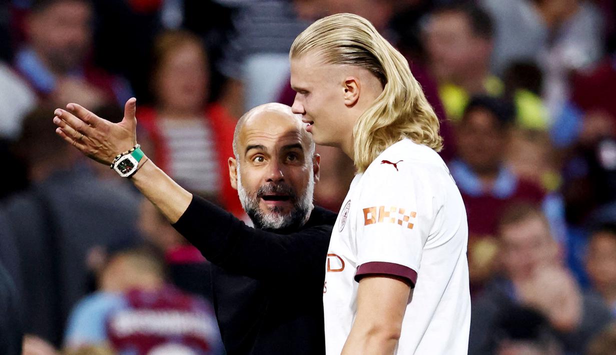 Pelatih Manchester City, Pep Guardiola, tampak mengomel kepada Erling Haaland saat melawan Burnley pada laga pekan perdana Premier League di Stadion Turf Moor, Sabtu (12/8/2023). City menang dengan skor 3-0. (AFP/Darren Staples)