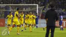 Pemain Mitra Kukar FC berlari merayakan gol balasan ke gawang Persib saat laga 8 besar Piala Presiden 2017 di Stadion Manahan Solo, Sabtu (25/2). Persib unggul 3-2. (Liputan6.com/Helmi Fithriansyah)