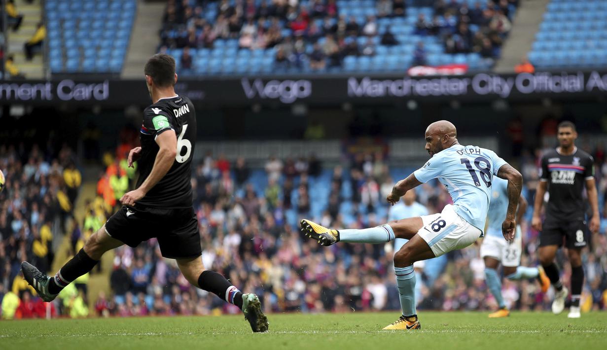 Sepakan pemain Manchester City, Fabian Delph (kanan) membobol gawang Crystal Palace ,pada lanjutan Premier League di Etihad Stadium, Manchester, (23/9/2017). City menang telak 5-1. (Nick Potts/PA  via AP)