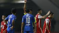 Bek Persib Bandung, Bayu Fiqri (kiri) mendapat kartu merah saat melawan Persija Jakarta dalam laga leg kedua final Piala Menpora 2021 di Stadion Manahan, Solo, Minggu (25/4/2021). (Bola.com/M Iqbal Ichsan)