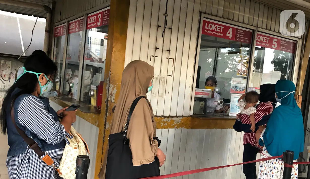 Calon penumpang antre membeli tiket elektronik (e-tiket) Commuter Line di Stasiun Depok Baru, Jawa Barat, Senin (25/5/2020). Banyaknya warga yang silaturahmi selama lebaran menyebabkan perjalanan KRL tetap dipadati penumpang, meskipun Waktu operasional dibatasi. (Liputan6.com/Immanuel Antonius)