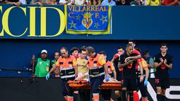 Marc-Andre Ter Stegen terpaksa meninggalkan lapangan menggunakan tandu karena cedera yang didapatkannya cukup parah saat Barcelona menghadapi Villarreal di Stadion La Ceramica pada Minggu (22/9/2024). (AFP/Jose Jordan)
