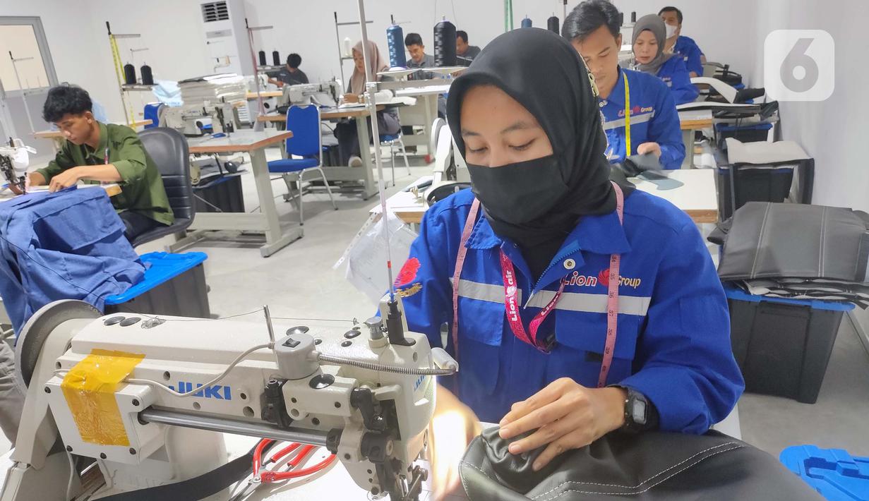 Aktivitas pekerja mengerjakan pelapis kursi pesawat yang terbuat dari kulit asal Garut, Jawa Barat. (Foto: Liputan6.com)