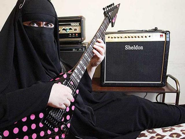 Kenalin Gisele Marie Perempuan Bercadar Ini Gitaris Grup