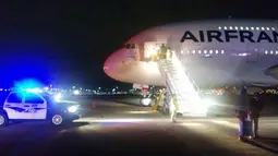 Pesawat Airbus A-380 milik Air France dengan nomor penerbangan 65 mendarat darurat di Salt Lake City, Utah, Selasa (17/11). Dua penerbangan maskapai Air France dari AS menuju Paris mendarat darurat setelah adanya ancaman bom (AFP PHOTO/GEORGE Frey)