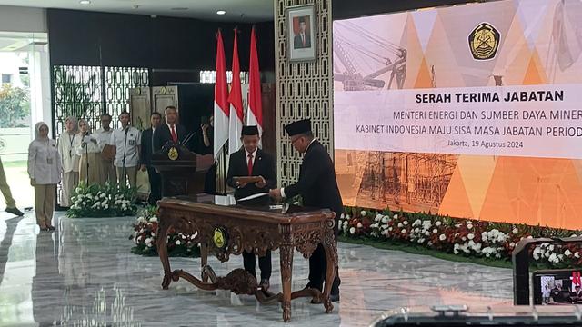 Prosesi serah terima jabatan Menteri Energi dan Sumber Daya Mineral (ESDM) antara Arifin Tasrif dan Bahlil Lahadalia dilakukan di Kementerian ESDM, Jakarta, Senin (19/8/2024). (Foto: Liputan6.com/Arief RH)
