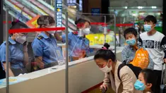 Penumpang terlihat di Stasiun Kereta Api Beijing di Beijing, China (18/6/2020). Menyusul peningkatan tanggap darurat COVID-19  dari Level III ke Level II di Beijing, Stasiun Kereta Api Beijing melakukan langkah-langkah ketat untuk mengendalikan penyebaran  COVID-19. (Xinhua/Chen Zhonghao)