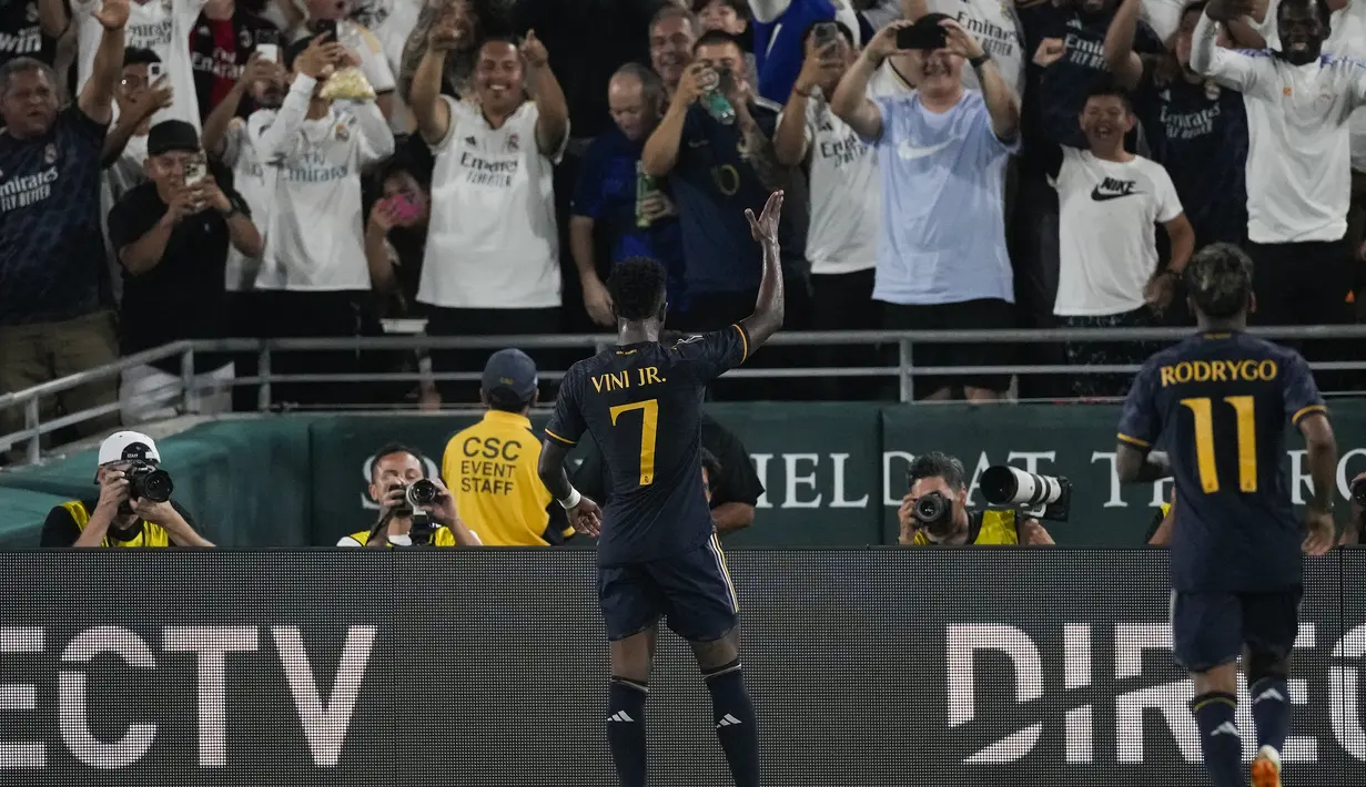 Selebrasi striker Real Madrid, Vinicius Junior setelah mencetak gol ketiga timnya ke gawang AC Milan pada laga pramusim 2023/2024 Soccer Champions Tour di Rose Bowl Stadium, Pasadena, California, Senin (24/7/2023) pagi WIB. (AP Photo/Ashley Landis)