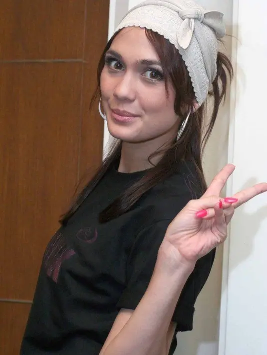 Lagi-lagi Luna selalu tampil dengan riasan makeup no makeup. Hanya bagian mata yang terlihat “menyala”. Kala itu, ia tampil dengan penutup kepala di atas rambut yang diikat.  [Dok. Kapanlagi.com]