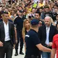 Para suporter menyambut kedatangan bintang baru Juventus, Cristiano Ronaldo, saat tiba untuk menjalani tes kesehatan di area Stadion Allianz, Turin, Senin (17/7/2018). CR 7 hijrah dari Real Madrid ke Juventus. (AFP/Miguel Medina)