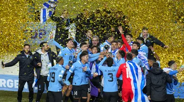 Para pemain Uruguay berselebrasi dengan trofi Piala Dunia U-20 memenangkan partai final melawan Italia di Stadion Unico Diego Armando Maradona, La Plata, Senin (12/6/2023) pagi WIB. (AP Photo/Natacha Pisarenko)