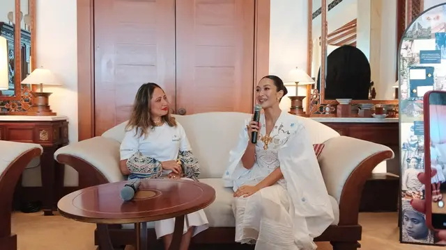 EVP Corporate Communication & Social Responsibility BCA, Hera F. Haryn & Happy Salma, selaku Founder dan Creative Conceptor Tulola.