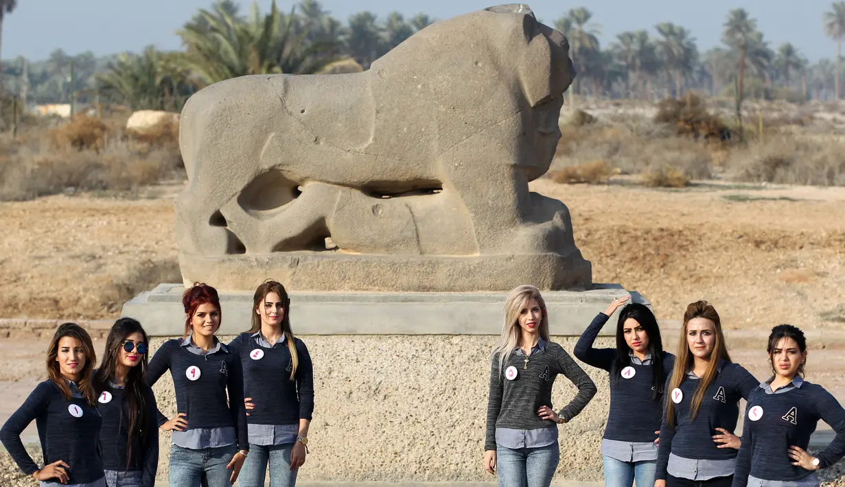 Sejumlah calon kontestan Miss Irak berpose saat sesi pemotretan di Arkeologi kuno Babel, Kota Modern Hila, Baghdad, Irak, Kamis (17/12). Ajang Miss Irak ini akan berlangsung pada tanggal 19 Desember 2015. (AFP/AHMAD AL-RUBAYE)