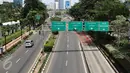 Sejumlah kendaraan melintasi jalan HR Rasuna Said, Jakarta, , Sabtu (24/12). Menjelang natal sejumlah ruas jalanan Jakarta tampak lengang. (Liputan6.com/Herman Zakharia)