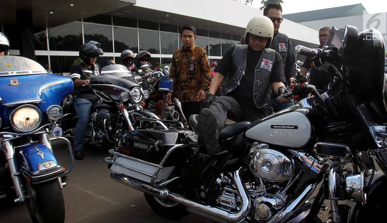 Ketua MPR Zulkifli Hasan bersiap manaiki Motor Gede di Halaman Gedung DPR/MPR, Jakarta, Minggu (1/7). Acara tersebut dilakukan untuk Halal Bihalal Ketua MPR dengan Pencinta Motor Gede dengan tema "Merah Putih Kita Sama". (Liputan6.com/Johan Tallo)