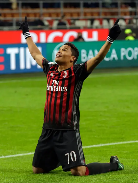 Penyerang AC Milan, Carlos Bacca melakukan selebrasi usai mencetak gol ke gawang Cagliari pada lanjutan Liga Italia di Stadion San Siro (9/1). Carlos Bacca menjadi penentu kemenangan dengan golnya yang dicetak pada menit 88. (AP Photo/Luca Bruno)