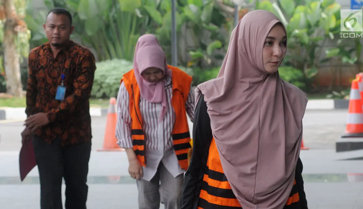 Ekspresi calon wali kota Malang 2018 Ya'qud Ananda Gudban (kanan) saat tiba di Gedung KPK, Jakarta, Jumat (22/6). Anggota DPRD dari Partai Hanura tersebut datang untuk menandatangani perpanjangan penahanan. (Merdeka.com/Dwi Narwoko)