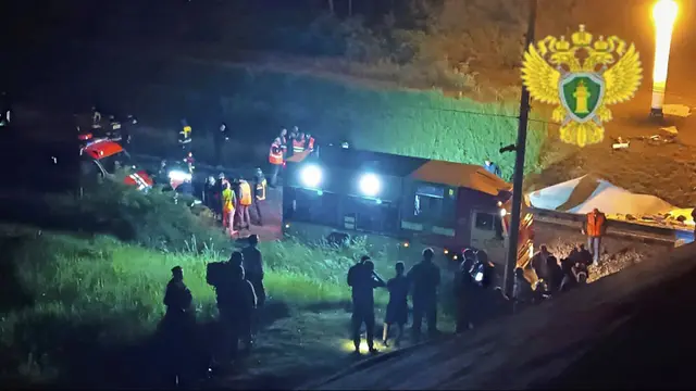 Petugas di jembatan runtuh di wilayah Bryansk Rusia, yang berbatasan dengan Ukraina. Gambar dipublikasikan pada 1 Juni 2025. (Moscow Interregional Transport Prosecutor Office Telegram via AP)