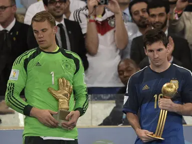 Lionel Messi (kanan) tertunduk lesu usai mendapat trofi Golden Ball di Piala Dunia 2014, Brasil, Senin (14/7/14). (AFP PHOTO/Juan Mabromata)