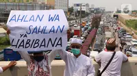 Massa memadati akses tol bandara Soekarno Hatta di Tangerang, Banten, Selasa (10/11/2020). Mereka bertujuan menjemput kedatangan Rizieq Shihab. (Liputan6.com/Angga Yuniar)