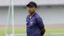 Pelatih Persita Tangerang, Widodo Cahyono Putro, saat sesi latihan jelang laga Shopee Liga 1 di Stadion Sport Center Tangerang, Kamis, (5/3/2020). Persita akan berhadapan dengan PSM Makassar. (Bola.com/M Iqbal Ichsan)