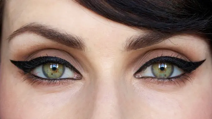 Bikin Eyeliner Mata Kucing Sempurna dengan Bantuan Alat Ini