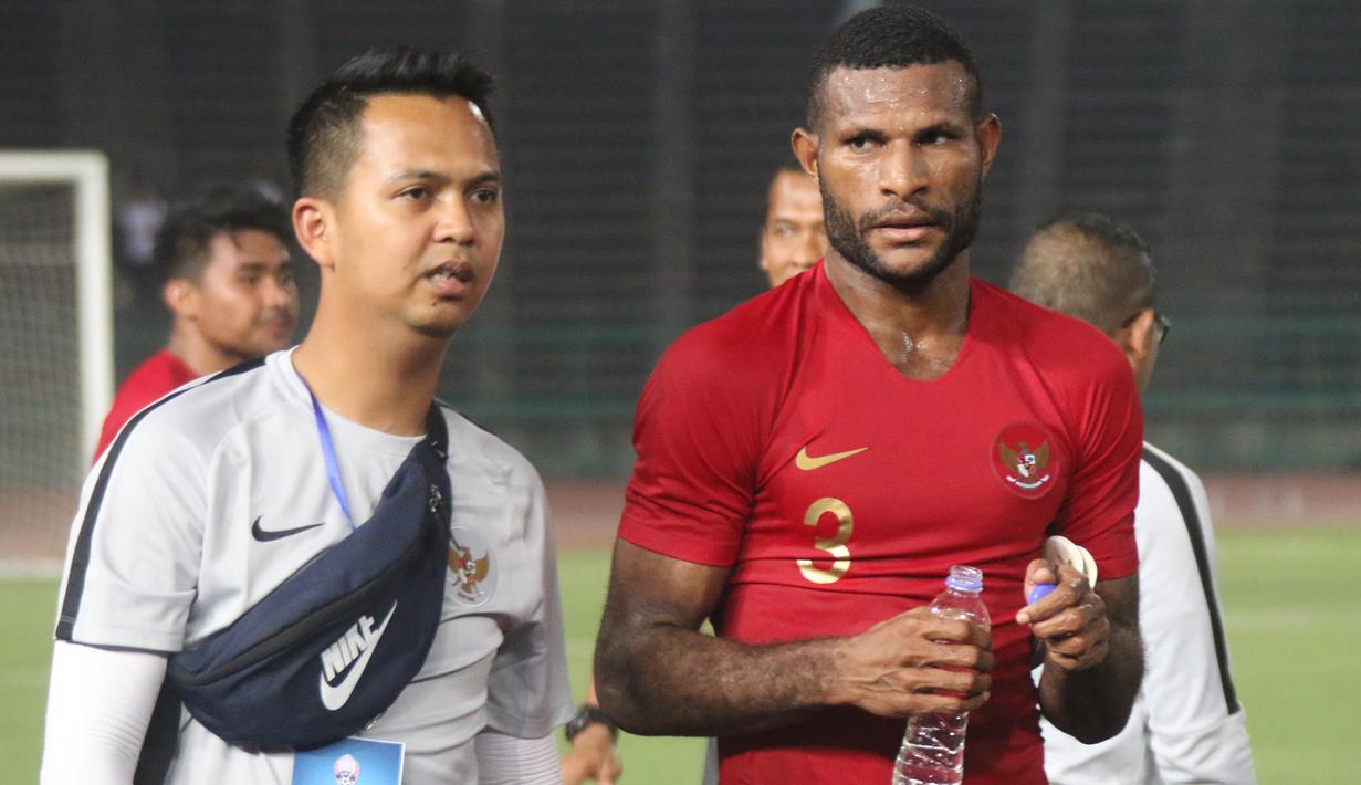 Striker Timnas Indonesia U-22, Marinus Wanewar, usai mengalahkan Kamboja U-22 pada laga Piala AFF U-22  di Stadion National Olympic, Phnom Penh, Jumat (22/2). Indonesia menang 2-0 atas Kamboja. (Bola.com/Zulfirdaus Harahap)