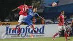 Pemain Persib, Kim Kurniawan usai menyundul bola dalam laga pekan ke-10 Torabika Soccer Championship di Stadion GBLA, Bandung, Sabtu (16/7). Hingga babak pertama usai kedudukan bertahan tanpa gol. (Liputan6.com/Yoppy Renato)
