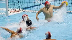 Pemain Indonesia Yusuf Budiman mencoba memblokir tembakan saat bertanding melawan Malaysia pada pertandingan polo air putra SEA Games 2019 di New Clark City, Tarlac, Filipina, Jumat (29/11/2019). Indonesia meraih medali emas setelah memuncaki klasemen dengan raihan 7 poin. (AP Photo/Aaron Favila)