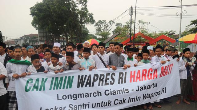 Santri Jalan Kaki Ciamis-Jakarta Dukung Cak Imin Cawapres Jokowi