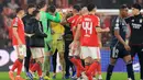 Penjaga gawang Real Madrid asal Belgia, Thibaut Courtois memeluk kiper Benfica asal Ukraina #01 Anatoliy Trubin (C) di akhir pertandingan pekan ke-8 Liga Champions 2025-2026 di Estadio da Luz, Lisbon, Rabu (28/1/2026) waktu setempat atau Kamis (29/1/2026) dini hari WIB. (PATRICIA DE MELO MOREIRA/AFP)