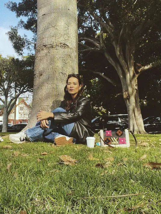 Untuk melengkapi gaya boyish-nya, ia juga kerap memakai sepatu kets yang terorkestrasi sempurna pada penampilannya.  (Sumber: Instagram/raisa6690)