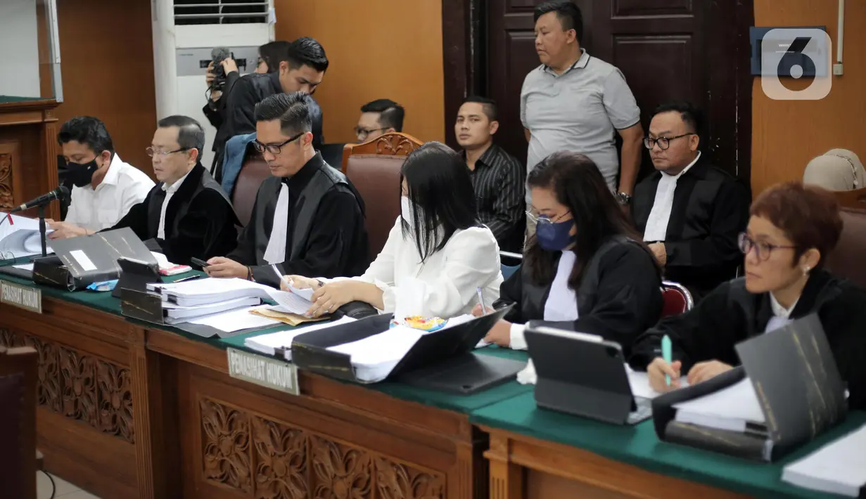 Terdakwa kasus pembunuhan Brigadir Nopriansyah Yosua Hutabarat atau Brigadir J, Putri Candrawathi (tengah) menjalani sidang lanjutan dengan agenda mendengarkan keterangan saksi dari Jaksa Penuntut Umum (JPU) di Pengadilan Negeri Jakarta Selatan, Selasa (8/11/2022). Dalam sidang tersebut JPU menghadirkan 10 orang saksi. (Liputan6.com/Faizal Fanani)