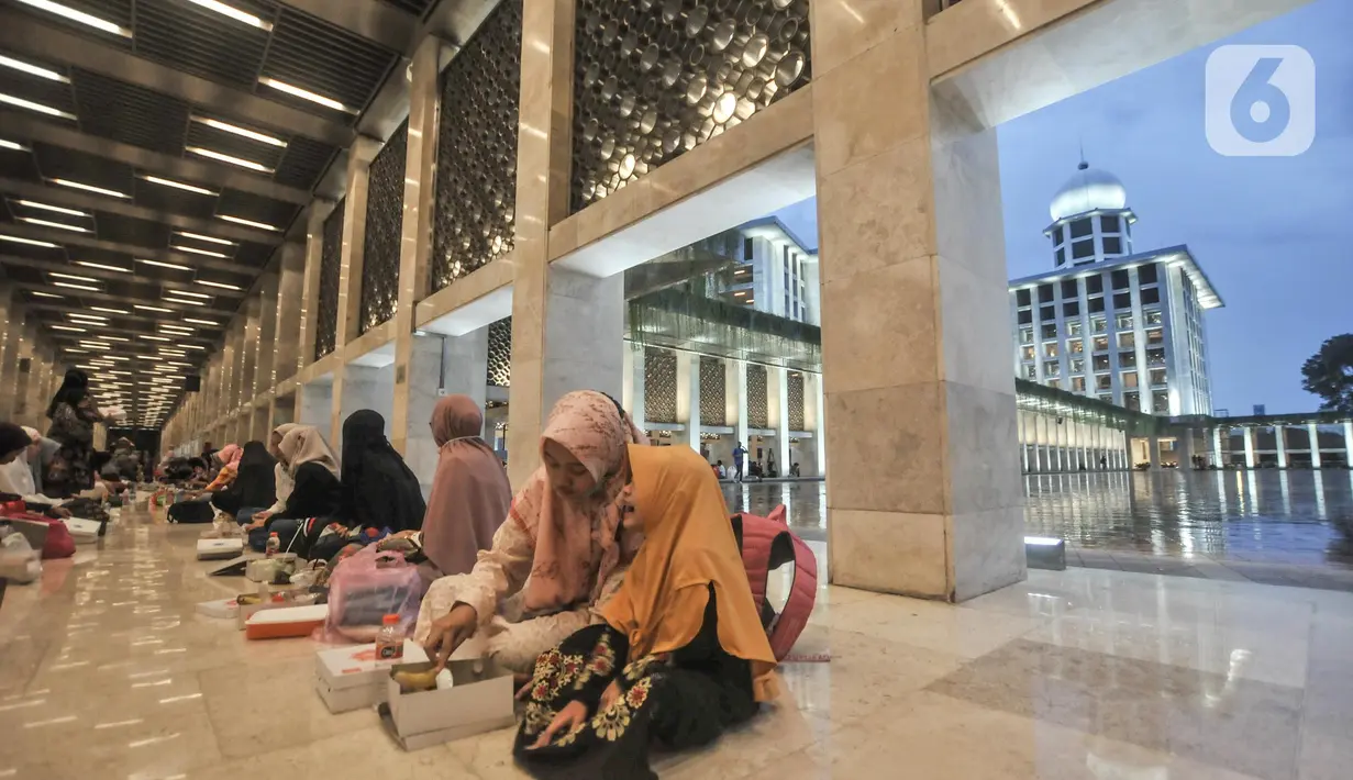Umat Muslim berbuka bersama pada hari pertama ibadah puasa di Masjid Istiqlal, Jakarta Pusat, Minggu (3/4/2022). Kebijakan Pemerintah memperbolehkan umat Islam untuk melaksanakan buka puasa bersama pada Ramadhan 1443 H menyusul kasus covid-19 yang sudah melandai. (merdeka.com/Iqbal S.Nugroho)