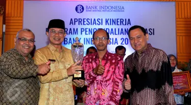 Gubernur Bank Indonesia, Agus DW Martowardojo (kanan) berfoto bersama penerima penghargaan program pengendalian inflasi 2016 di Jakarta, Senin (25/4/2016). 13 klaster dinilai sukses mendukung program pengendalian inflasi. (Liputan6.com/Helmi Fithransyah)