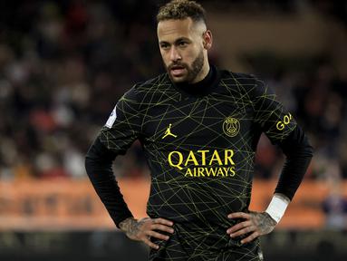 Paris Saint Germain (PSG) baru saja takluk 1-3 dari AS Monaco dalam lanjutan Liga Prancis 2022/2023. Tentu ini bukanlah modal yang bagus bagi Neymar dkk jelang menghadapi Bayern Munchen dalam laga leg pertama babak 16 besar Liga Champions 2022/2023. Apalagi, seusai kekalahan dari AS Monaco, sempat terjadi ribut-ribut di ruang ganti PSG. Tak mau berlama-lama memikirkan perselisihan, Neymar dkk memilih fokus menjalani latihan bareng skuad PSG (13/2/2023). (AFP/Valery Hache)
