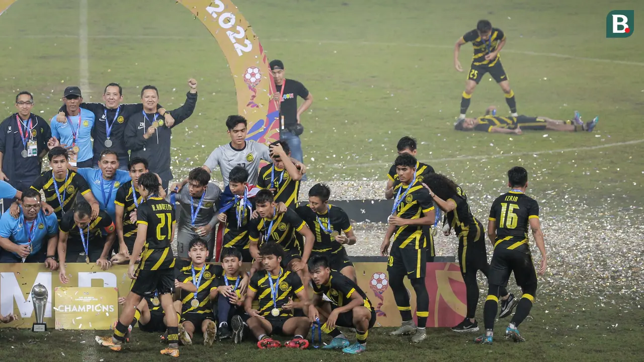 Foto: Apes, Pemain Malaysia Ini Malah Kena Cedera Saat Timnya Merayakan Juara Piala AFF U-19 2022