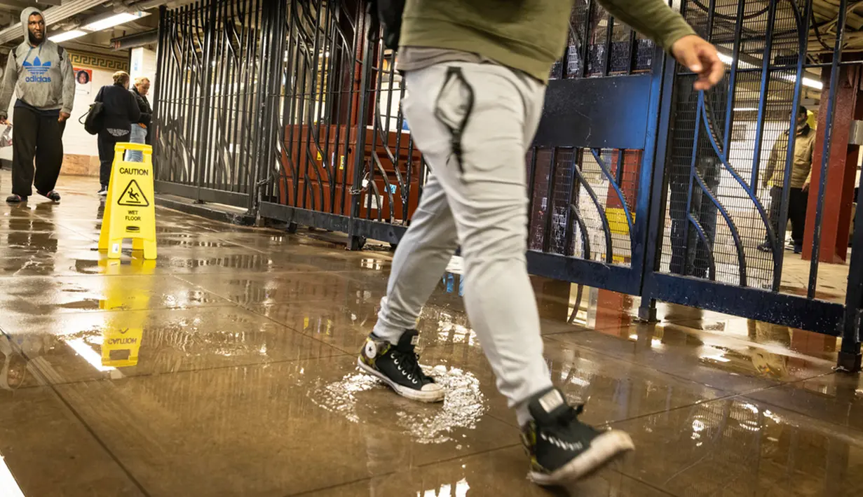 Dilansir AFP, Sabtu (30/9/2023), salah satu terminal di Bandara LaGuardia ditutup. Gambar yang tersebar di media sosial menampilkan penumpang yang berjalan melewati genangan air setinggi sepatu mereka. (AP Photo/Stefan Jeremiah)