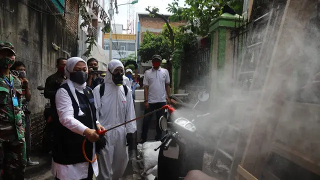 Menteri Ketenagakerjaan (Menaker), Ida Fauziyah, meminta perusahaan menyemprot disinfektan di area kerja menjelang New Normal. (Dok kemnaker)