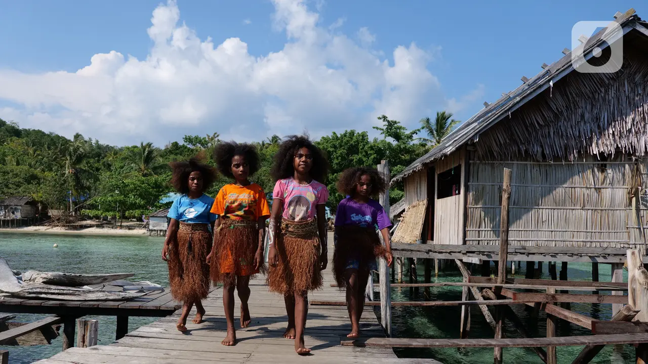 Aktivitas Anak-Anak Papua di Rumah Seni Sawinggrai