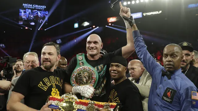 Hajar Deontay Wilder, Tyson Fury Rebut Gelar WBC
