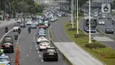 Sejumlah kendaraan melintas di Jalan Sudirman, Jakarta, Senin (8/6/2020). Pemda DKI Jakarta menetapkan mulai dibuka transisi dari aktivitas masyarakat kegiatan perkantoran dan bisnis. (merdeka.com/Dwi Narwoko)